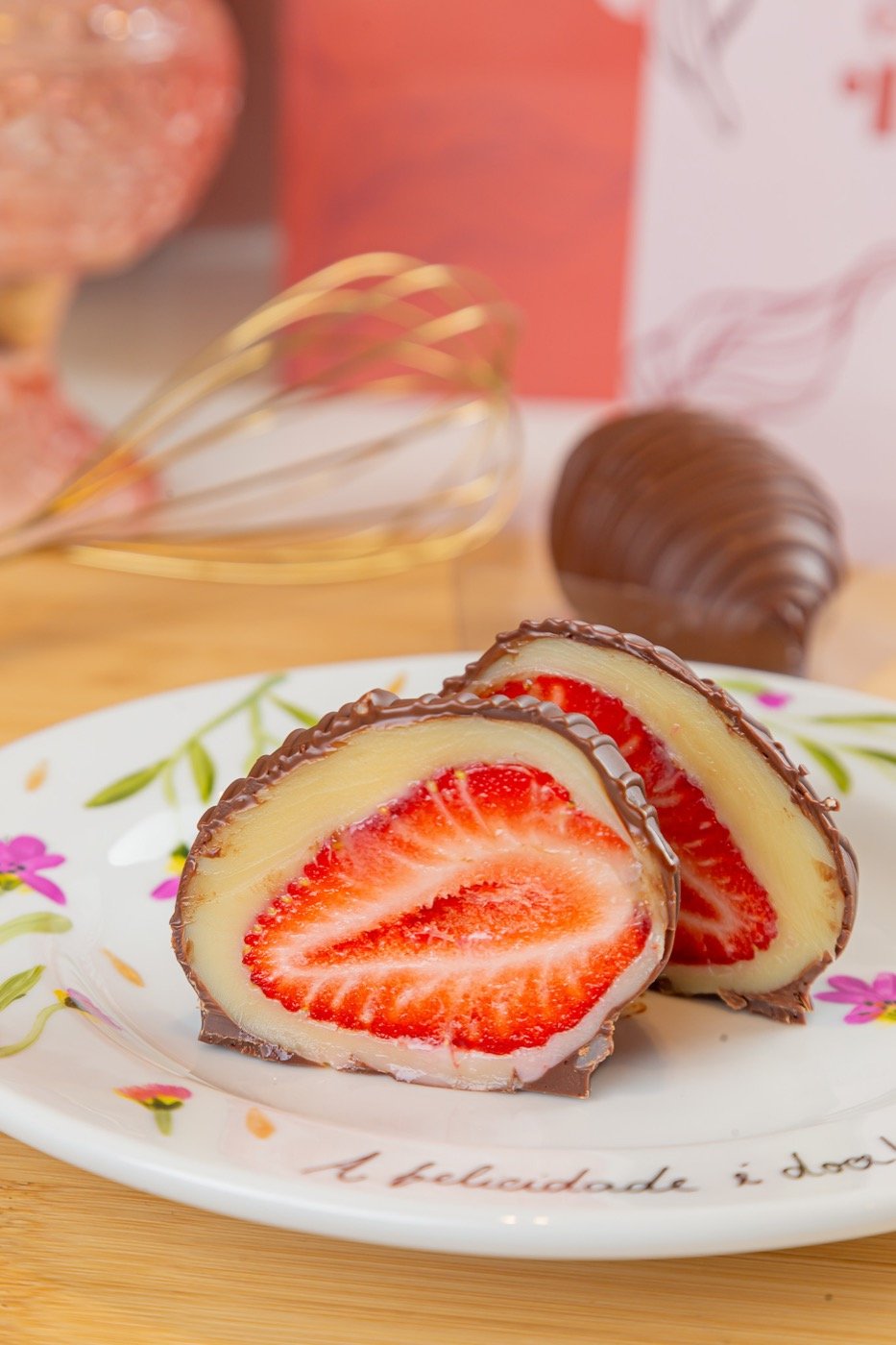 Doce artesanal cortado ao meio, com morango e cobertura de chocolate
